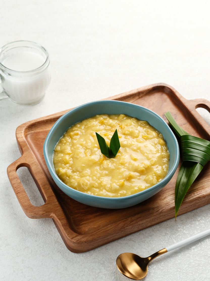 Sweet corn porridge, or sweet corn porridge, an Indonesian dessert.