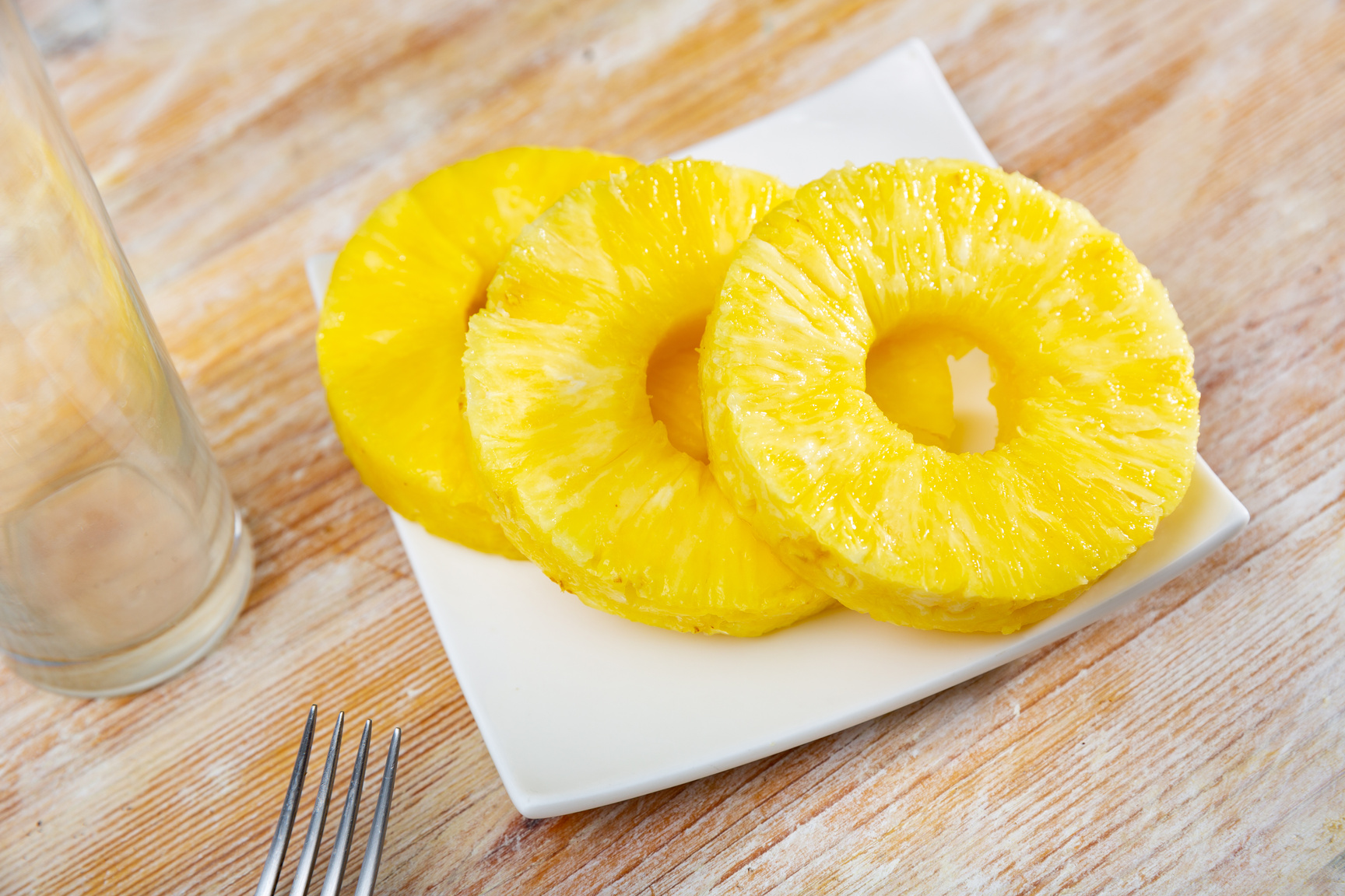 Beautifully laid out canned pineapple  on a plate